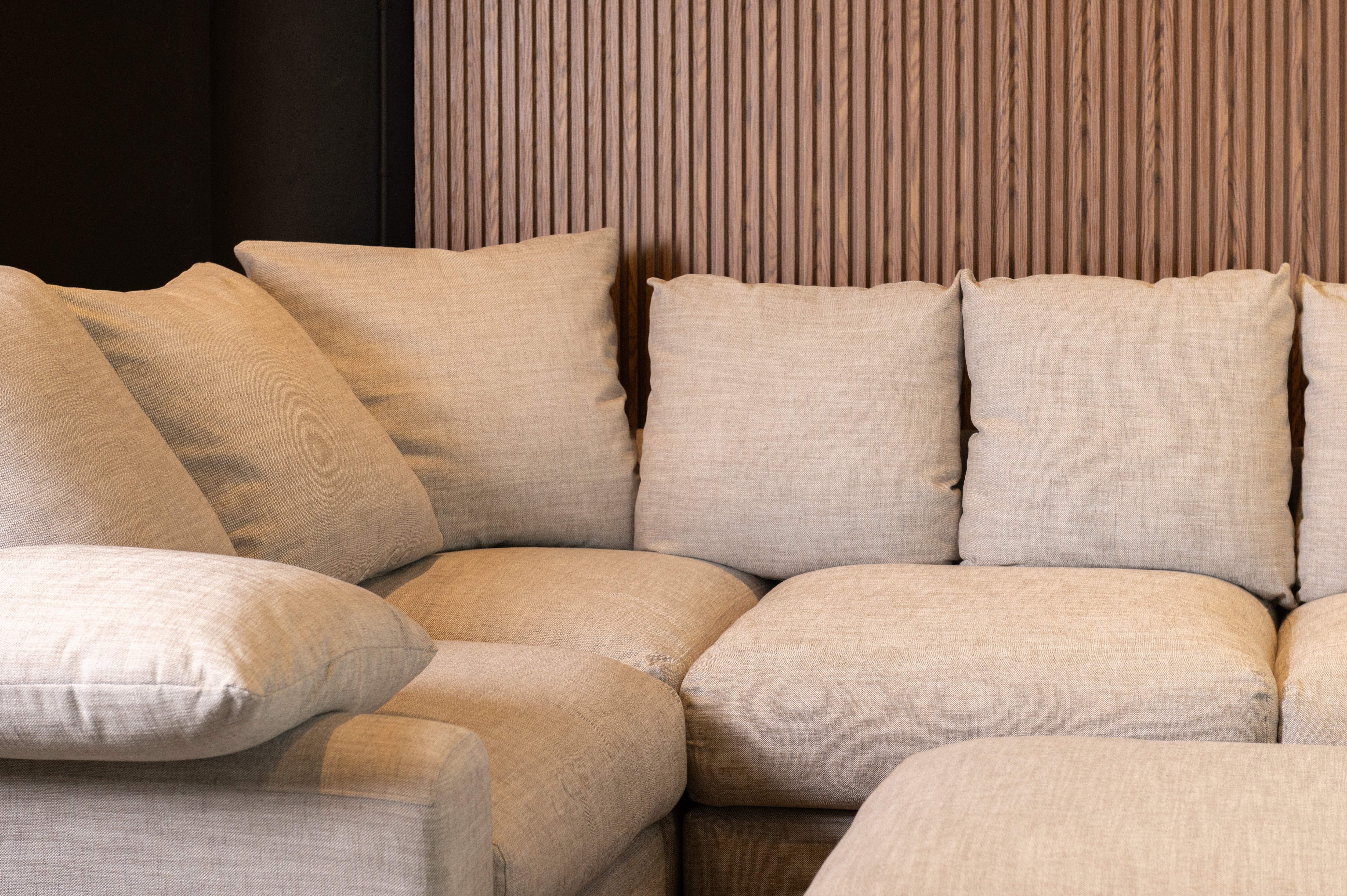 Sala Modular Lucca con Ottoman – Sofá Modular con Ottoman Elegante y Funcional